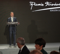 Su Majestad el Rey durante su intervención en la entrega de la LXIV edición del “Premio Fernández Latorre”
