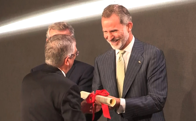 Su Majestad el Rey entrega el Premio Fernández Latorre al periodista Francisco Ríos