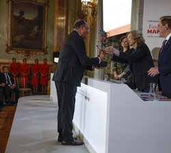 Su Majestad la Reina Doña Sofía entrega el Premio a la Mejor Iniciativa en el Sector Agropecuario, a Carlos Moro, fundador y presidente de Bodega Mata