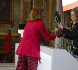 Su Majestad la Reina Doña Sofía entrega el Premio “A la Mejor Entidad por su trayectoria Social”, a Ana Botella, presidenta de Fundación I