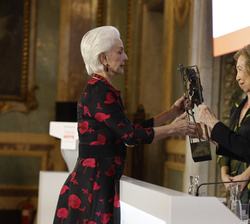 Su Majestad la Reina Doña Sofía entrega el Premio “A Toda una vida Profesional Jose Manuel Martínez Martínez”, a Carolina Herrera, empresa