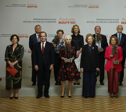 Fotografía de grupo de Su Majestad la Reina Doña Sofía, Su Alteza Real la Infanta Doña Elena, las personalidades asistentes y galardonados