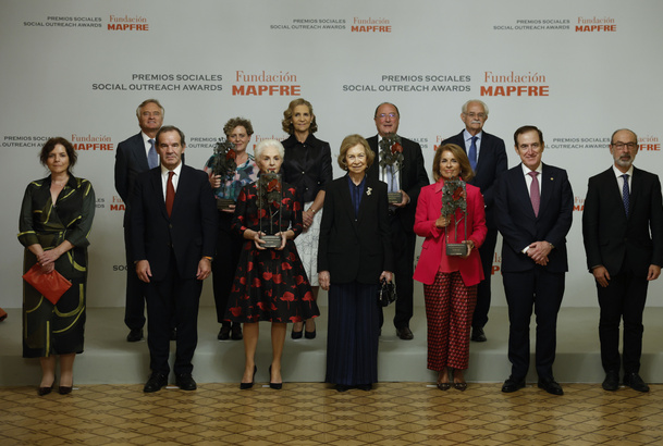 Fotografía de grupo de Su Majestad la Reina Doña Sofía, Su Alteza Real la Infanta Doña Elena, las personalidades asistentes y galardonados