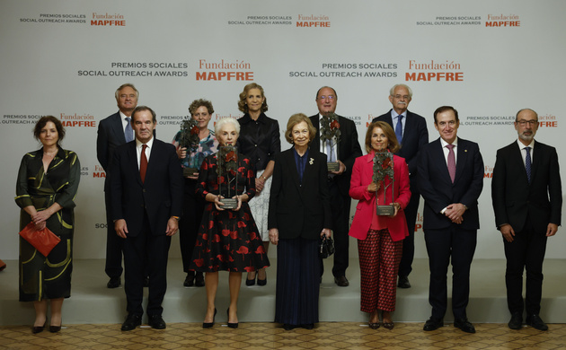 Fotografía de grupo de Su Majestad la Reina Doña Sofía, Su Alteza Real la Infanta Doña Elena, las personalidades asistentes y galardonados