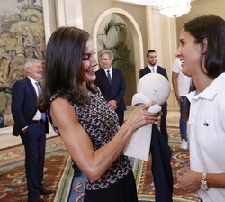 Doña Letizia con el trofeo de la Selección Femenina