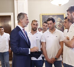 Don Felipe conversa con los integrantes de la Selección Masculina de Waterpolo