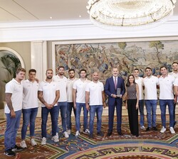 Don Felipe y Doña Letizia con la Selección Masculina de Waterpolo