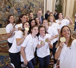 Don Felipe y Doña Letizia con la Selección Femenina de Waterpolo