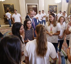 Conversación de Don Felipe y Doña Letizia con el combinado femenino de Waterpolo