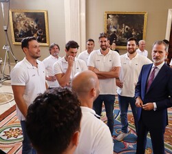 Don Felipe conversa con los integrantes de la Selección Masculina de Waterpolo
