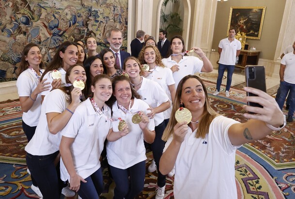 Don Felipe y Doña Letizia con la Selección Femenina de Waterpolo