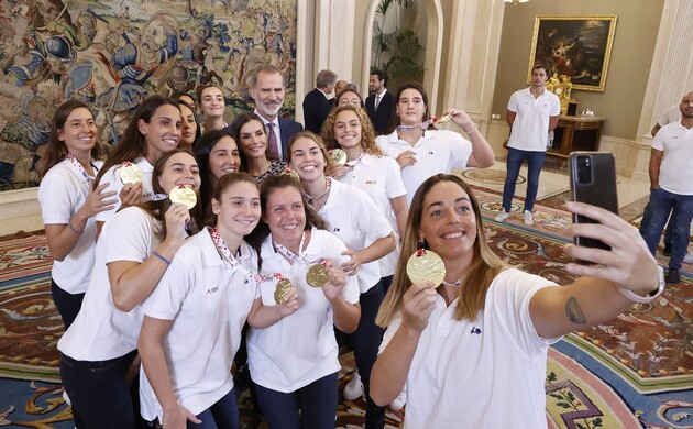 Don Felipe y Doña Letizia con la Selección Femenina de Waterpolo