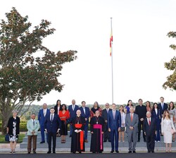 Su Majestad el Rey junto  a una representación de la organización “SOMOS Community Care”