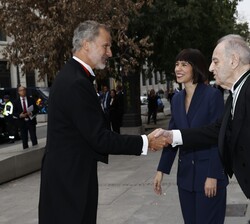 Su Majestad el Rey recibido por el director de la Real Academia de Bellas Artes de San Fernando, Tomás Marco
