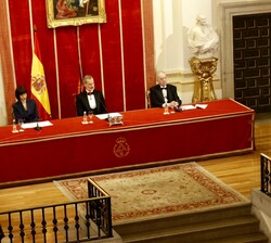 El Rey durante la lección inaugural del curso pronunciada por el académico Luis Fernández-Galiano