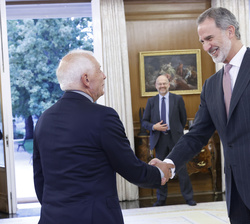 Su Majestad el Rey recibe el saludo del alto representante de la Unión para Asuntos Exteriores y Política de Seguridad y vicepresidente de la Comisión