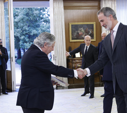 Su Majestad el Rey recibe el saludo del presidente de la Fundación Carlos de Amberes, Miguel Ángel Aguilar Tremoya