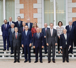 Fotografía de grupo de Don Felipe con el alto representante de la Unión para Asuntos Exteriores y Política de Seguridad y vicepresidente de la Comisió