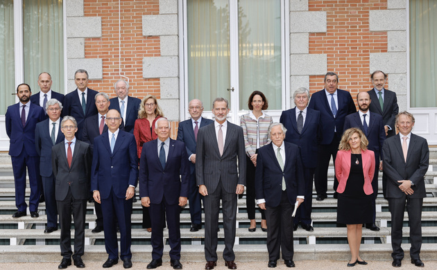 Fotografía de grupo de Don Felipe con el alto representante de la Unión para Asuntos Exteriores y Política de Seguridad y vicepresidente de la Comisió