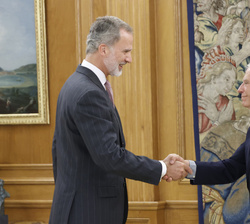 Su Majestad el Rey recibe el saludo del alto representante de la Unión para Asuntos Exteriores y Política de Seguridad y vicepresidente de la Comisión