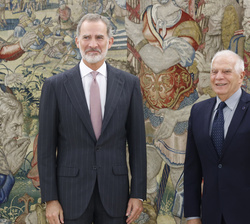 Su Majestad el Rey junto al alto representante de la Unión para Asuntos Exteriores y Política de Seguridad y vicepresidente de la Comisión Europea, Jo