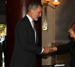 Su Majestad el Rey, en el Teatro Real de Madrid, recibe el saludo de la galardonada con el Premio Nacional de Sociología y Ciencia Política 2021, Cons