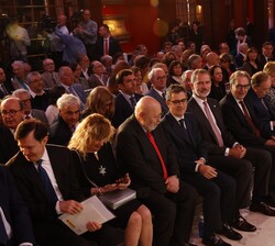 Don Felipe en la primera fila de asientos del Salón de Baile del Teatro Real de Madrid