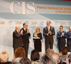 Don Felipe y autoridades junto a Constanza Tobío Soler, tras recibir el galardón