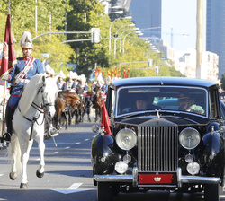 Sus Majestades los Reyes y la Infanta Doña Sofía llegan a la Plaza de Lima