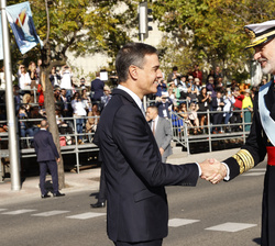 Su Majestad el Rey recibe el saludo del presidente del Gobierno, Pedro Sánchez Pérez-Castejón, a su llegada a la Plaza de Lima