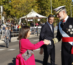 Su Majestad el Rey recibe el saludo de la ministra de Defensa, Margarita Robles Fernández, a su llegada a la Plaza de Lima