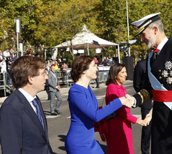 Su Majestad el Rey recibe el saludo de la presidenta de la Comunidad de Madrid, Isabel Díaz Ayuso, a su llegada a la Plaza de Lima