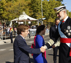 Su Majestad el Rey recibe el saludo del alcalde de Madrid, José Luis Martínez-Almeida, a su llegada a la Plaza de Lima