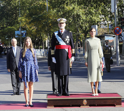Sus Majestades los Reyes, acompañados por Su Alteza Real la Infanta Doña Sofía y de las autoridades asistentes, reciben Honores de Ordenanza