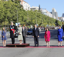 Sus Majestades los Reyes, acompañados por Su Alteza Real la Infanta Doña Sofía y de las autoridades asistentes, reciben Honores de Ordenanza