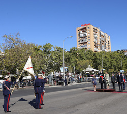 Sus Majestades los Reyes, acompañados por Su Alteza Real la Infanta Doña Sofía y de las autoridades asistentes, reciben Honores de Ordenanza
