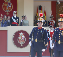 Sus Majestades los Reyes y la Infanta Doña Sofía en el momento en que la Bandera entra en formación