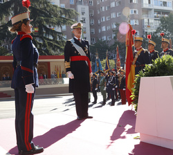 Su Majestad el Rey tras colocar una corona de laurel durante el homenaje a los que dieron su vida por España