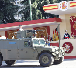 Sus Majestades los Reyes y Su Alteza Real la Infanta Doña Sofía al paso de un vehículo del Ejército de Tierra