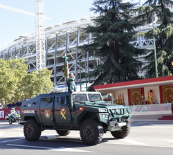 Sus Majestades los Reyes y Su Alteza Real la Infanta Doña Sofía al paso de un vehículo de la Unidad Especial de Intervención (UEI) de la Guardia Civil