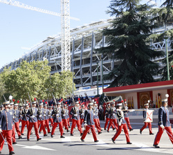 Sus Majestades los Reyes y Su Alteza Real la Infanta Doña Sofía al paso de un batallón de alumnos del Ejército de Tierra