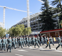 Sus Majestades los Reyes y Su Alteza Real la Infanta Doña Sofía al paso de un batallón de alumnos de la Guardia Civil