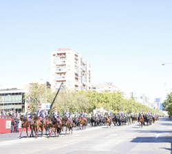 Sus Majestades los Reyes y Su Alteza Real la Infanta Doña Sofía al paso de la batería Real