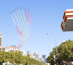 Sus Majestades los Reyes y Su Alteza Real la Infanta Doña Sofía durante el sobrevuelo de la Patrulla "Aguila" dibujando en el cielo de Madri