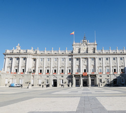 Vista principal del Palacio Real de Madrid momentos antes de la llegada de Sus Majestades los Reyes