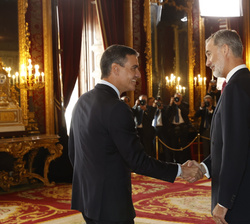 Sus Majestades los Reyes reciben el saludo del presidente del Gobierno, Pedro Sánchez