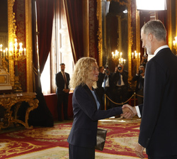 Don Felipe y Doña Letizia son saludados por la presidenta del Congreso de los Diputados, Meritxell Batet