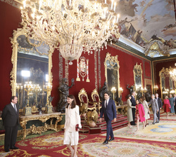 Sus Majestades los Reyes reciben el saludo de los miembros del Gobierno