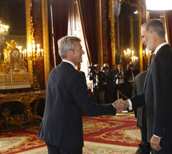 Sus Majestades los Reyes reciben el saludo del presidente de la Xunta de Galicia, Alfonso Rueda