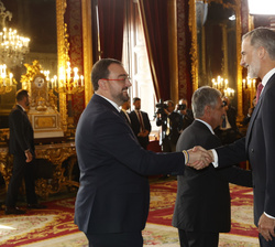 Sus Majestades los Reyes reciben el saludo del presidente del Principado de Asturias, Adrián Barbón